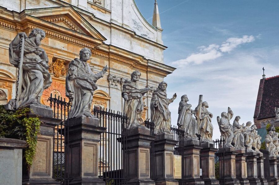 Krakow: Old Town Audio-Guided Walking Tour with Headset - Key points at a glance