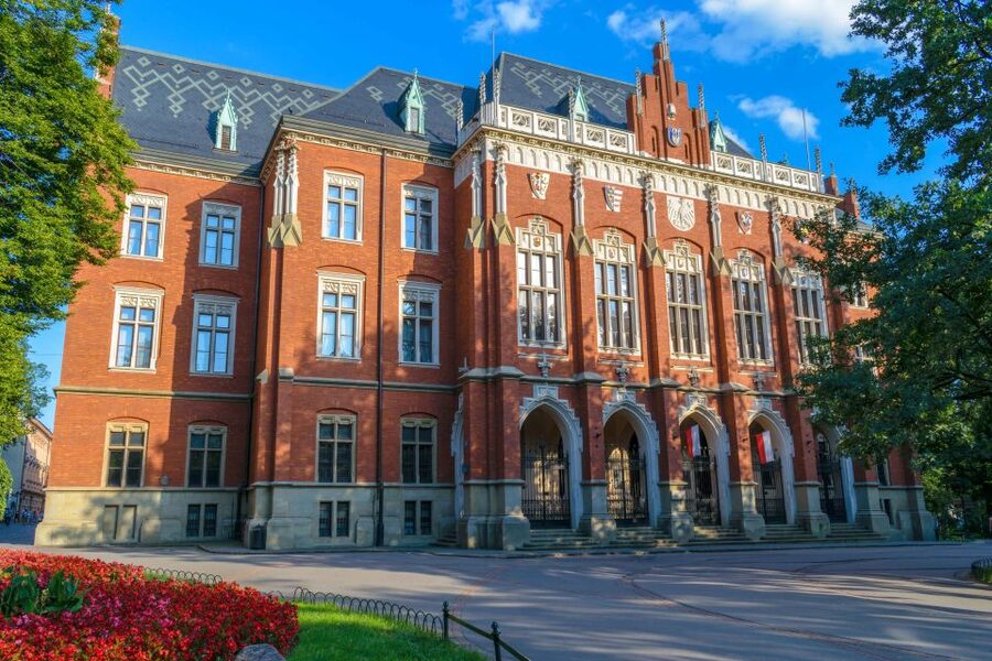 Krakow: Old Town Guided Walking Tour - What the guides add to the experience