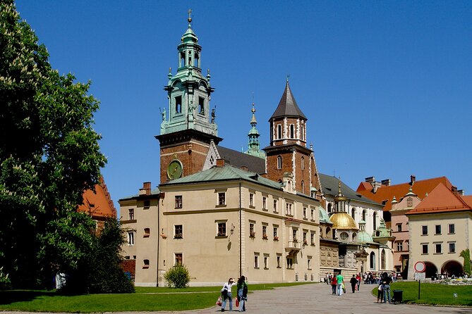 Krakow: Old Town, Jewish Kazimierz and Ghetto Sightseeing by Electric Golf Cart - Main Market Square and the medieval heart