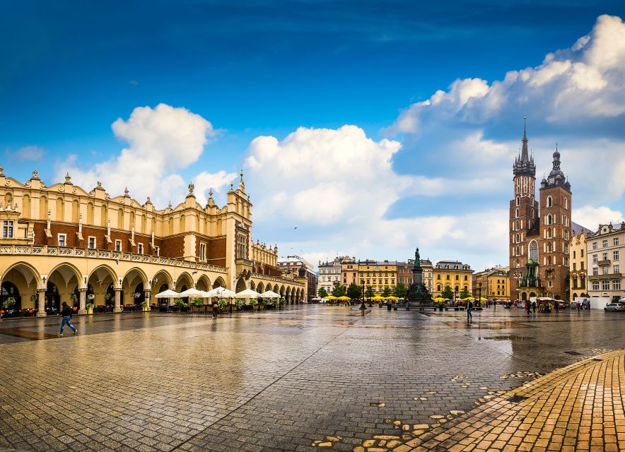 Krakow: Old Town Rynek Underground Entry and Guided Tour - Medieval burials and the people beneath the city