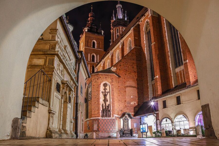 Kraków: Old Town & Wawel Castle Walking Tour in English - Starting at Kraków’s medieval gate