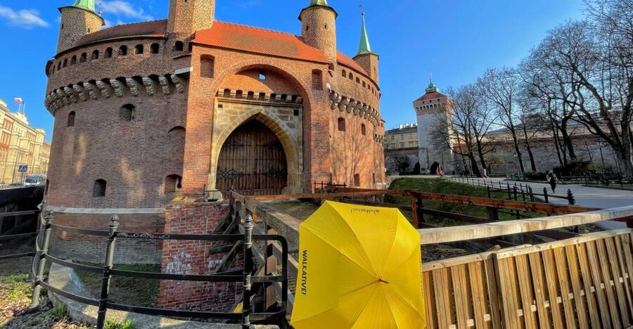 Kraków: Old Town & Wawel Castle Walking Tour in English - Main Market Square and the sound of St. Mary’s trumpet