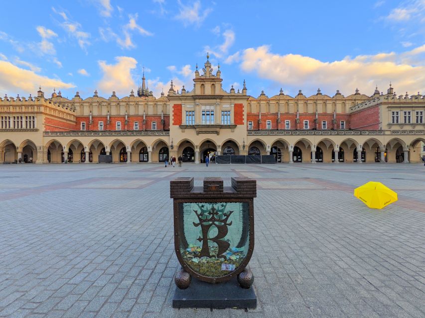 Kraków: Old Town & Wawel Castle Walking Tour in English - A guide-led history lesson with personality