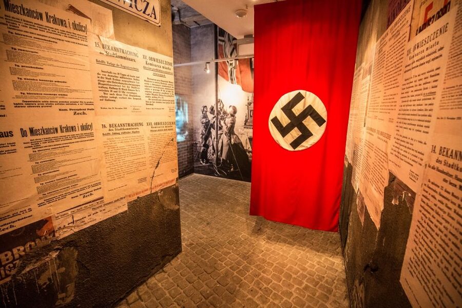 Krakow: Oskar Schindler's Factory Entry and Guided Tour - Crowds, narrow rooms, and hearing the explanation