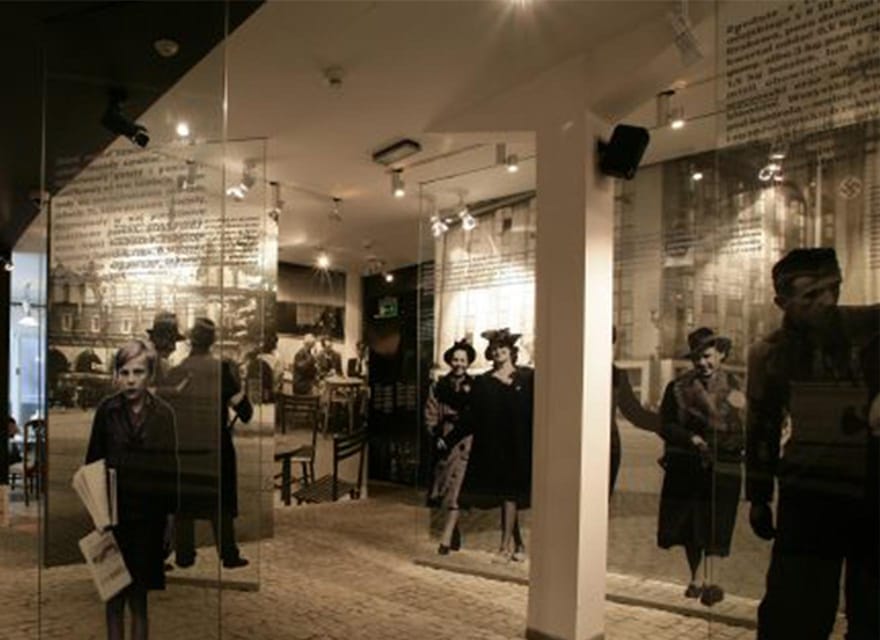Krakow: Oskar Schindler's Factory Guided Tour&Pickup Options - Meeting your guide at the museum entrance