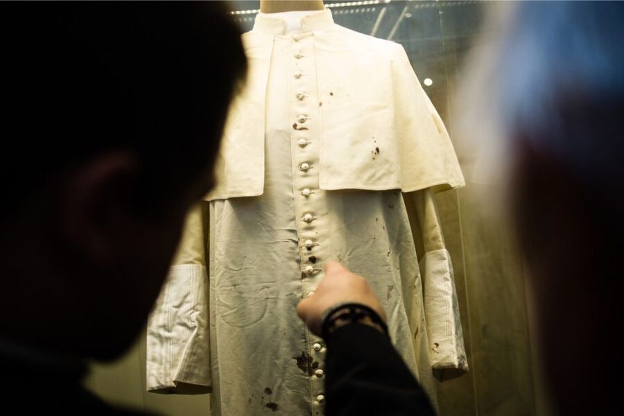 Krakow: Pope John Paul II Guided Tour with Home & Sanctuary - Why this tour works for understanding John Paul II