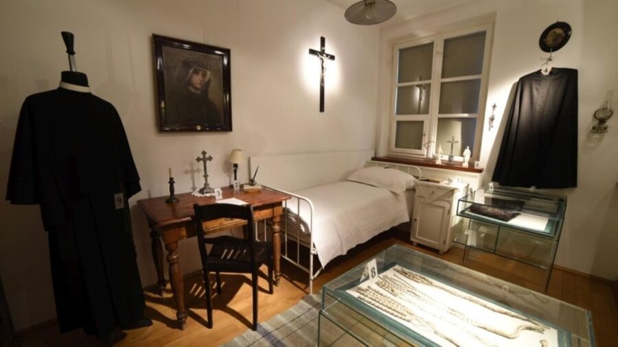 Krakow: Pope John Paul II Guided Tour with Home & Sanctuary - What the $93 price includes
