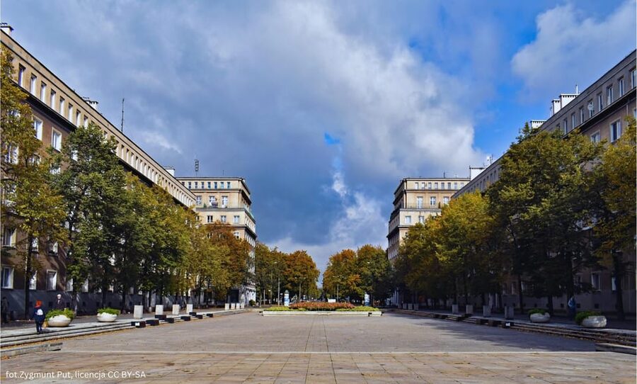 Krakow: Private Nowa Huta Adventure Tour in Communist Cars - Housing estates and daily life under communism