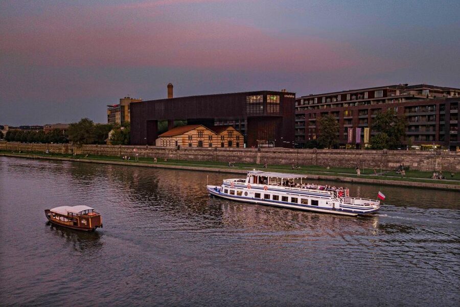 Krakow: Private Traditional Gondola Cruise - What the wooden gondola is like on board