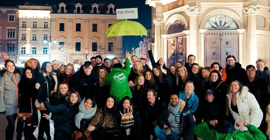 Krakow: Pub, Bar & Club Crawl - The first bar: one hour of drinks and games