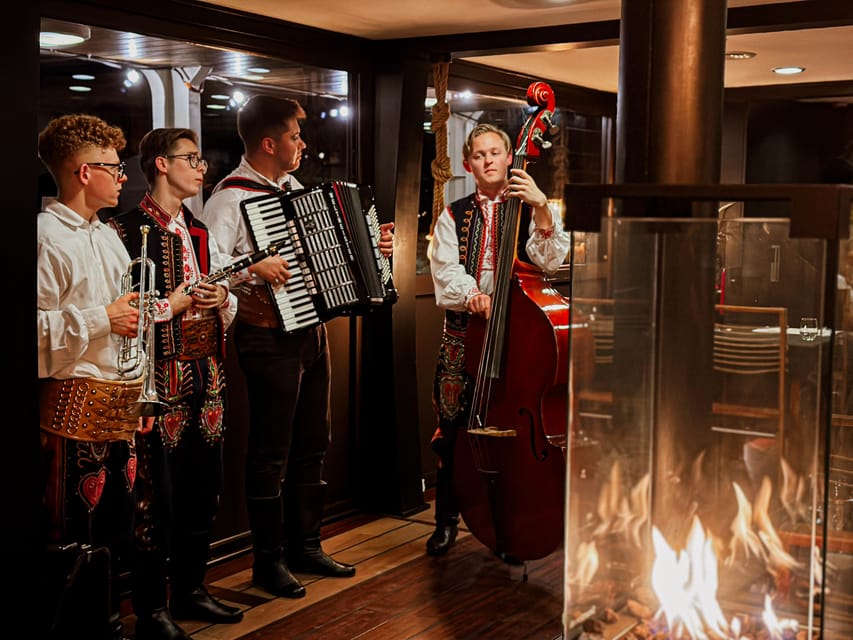 Krakow: Regional Polish Dinner with Vistula River Cruise - What arrives during the 90-minute dinner