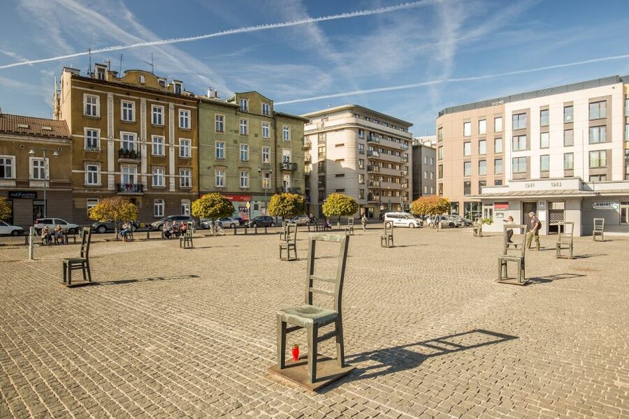 Krakow: Schindler's Factory and Jewish Ghetto Guided Tour - The 68 Empty Chairs at Heroes’ Square
