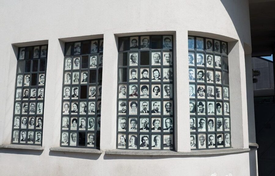 Krakow: Schindler's Factory & Ghetto Guided Tour - Entering Schindler’s Factory Museum