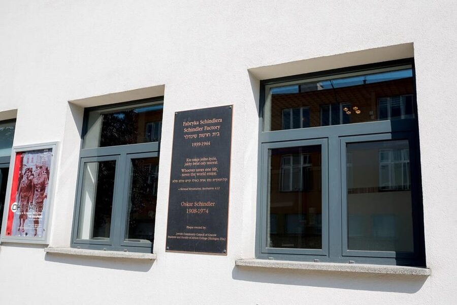 Kraków: Schindler’s Factory & Jewish Ghetto Guided Tour - Entering the former enamel factory