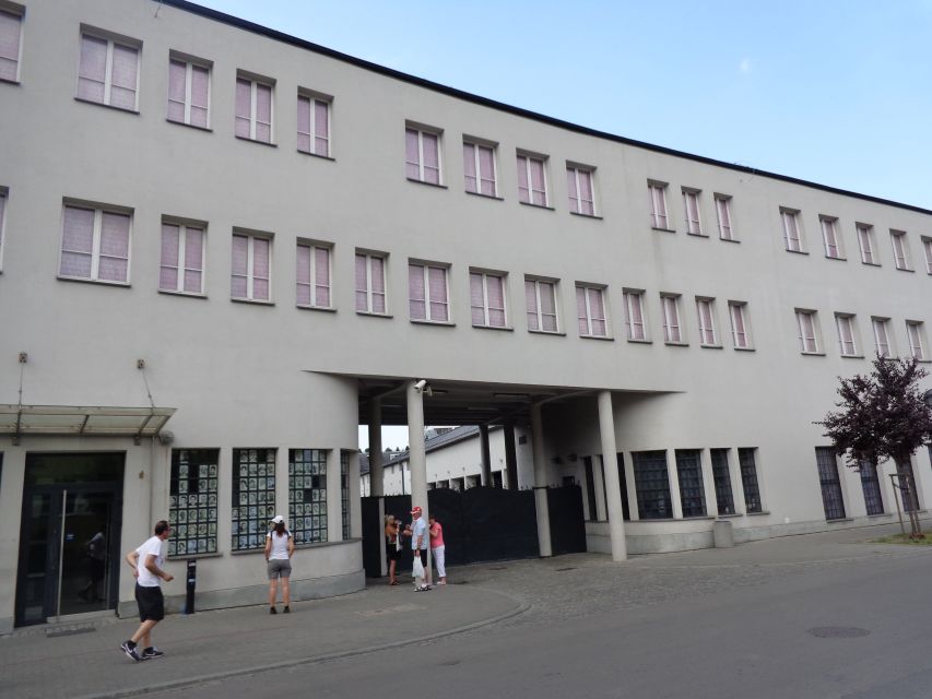 Krakow: Skip-the-line Oskar Schindler’s Museum Private Tour - Walking through Kazimierz after the museum