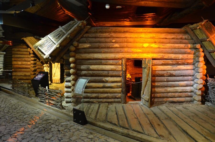 Krakow: Skip the Line Underground Museum and Old Town - From archaeological remains to the medieval Royal Route