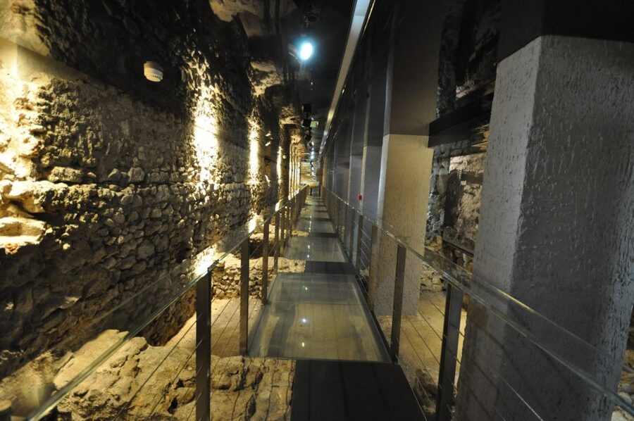 Krakow: Skip the Line Underground Museum and Old Town - Why a private guide changes the museum visit