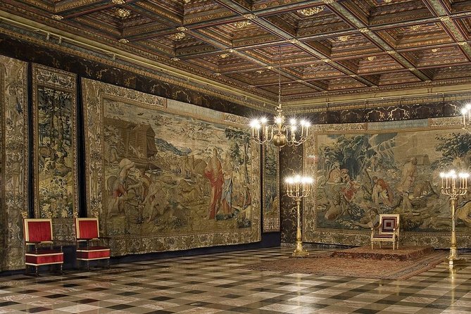 Krakow Skip The Line Wawel Castle and Cathedral Private Tour - Inside the State Rooms, look up as often as you look ahead