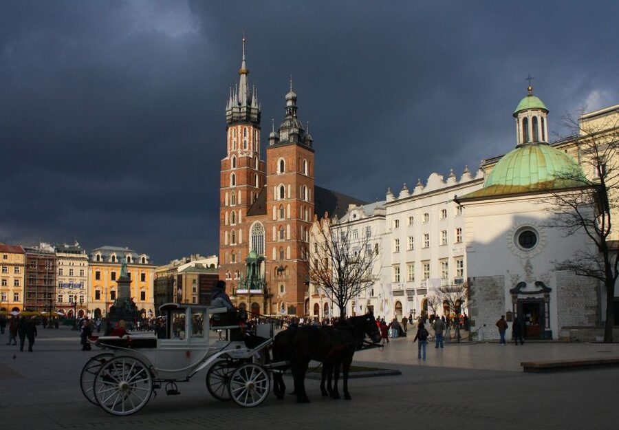 Krakow: Skip-the-Line Wawel Castle & Old Town Guided Tour - What the Guides Add to the Experience