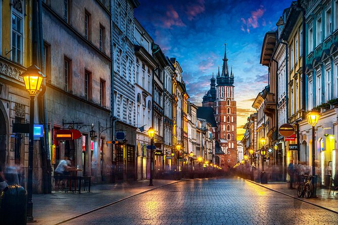 Krakow Walking Tour with Audioguide on Your Smartphone - St. Mary’s Basilica and the scale of Market Square