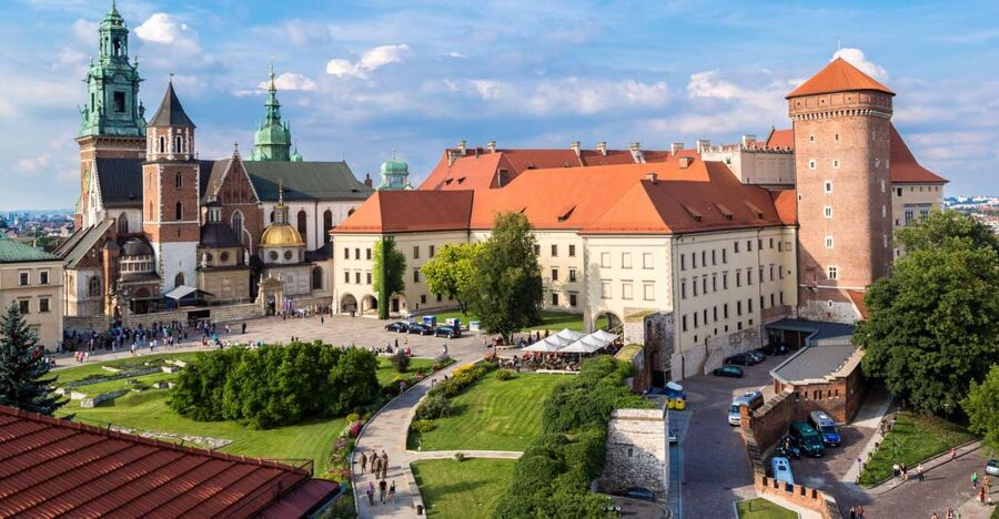 Krakow: Wawel Castle, Cathedral, Rynek Underground & Lunch - Inside Wawel Castle’s royal rooms