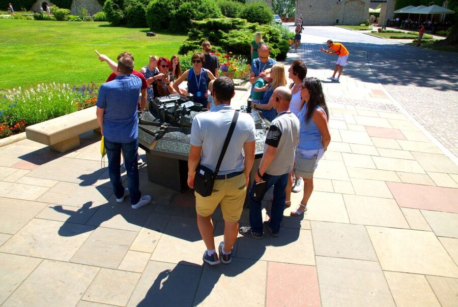 Krakow: Wawel Castle Guided Tour with Entry Tickets - Key points at a glance