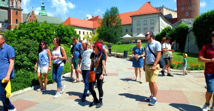 Krakow: Wawel Castle Guided Tour with Entry Tickets - The five-minute walk up Wawel Hill