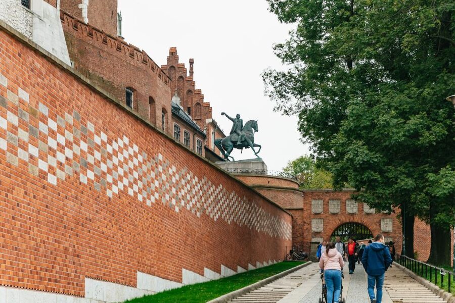 Krakow: Wawel Royal Hill with Optional Castle and Cathedral - Wawel Cathedral and the religious dress code