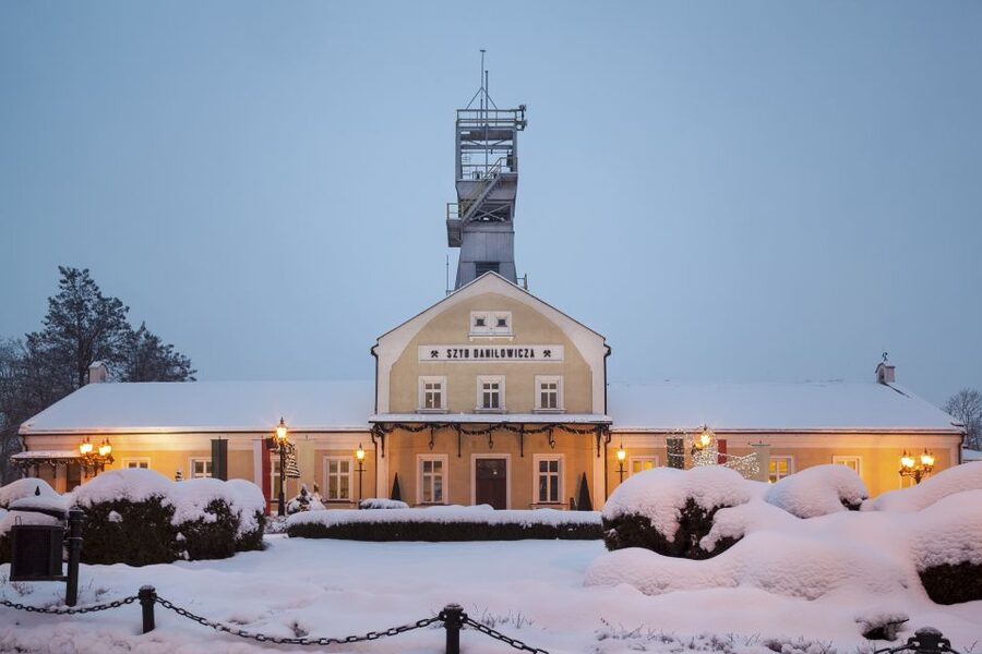 Krakow: Wieliczka Salt Mine Tour with Private Transfers - Entering the underground route