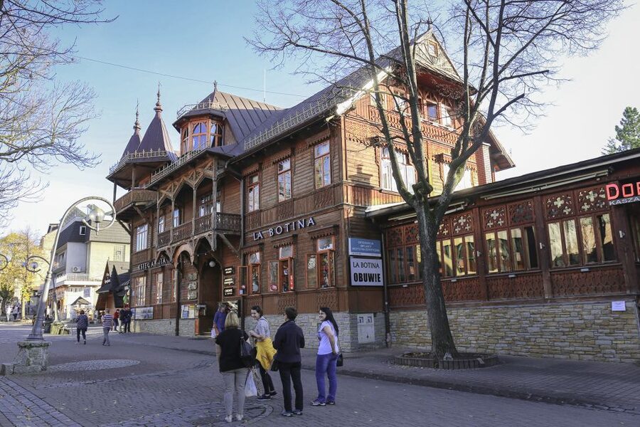 Kraków: Zakopane Tour, Thermal Pools & Hotel Pickup Options - Guides, vehicles, and how the day feels