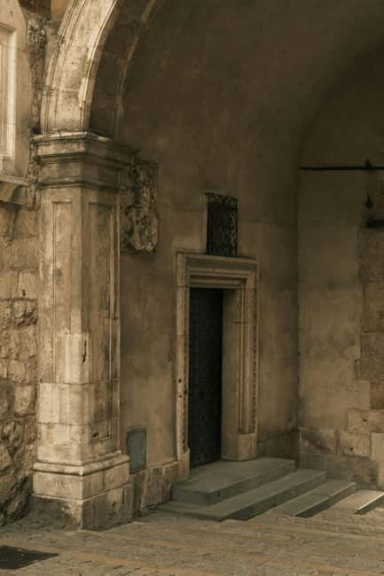 Mysterious Wawel Cathedral and Wawel Courtyard Guided Tour - The historical courtyard and Wawel’s smaller details