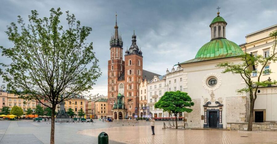 Old Town short guided walk with entry to St. Mary's Basilica - The Cloth Hall and Kraków’s merchant center