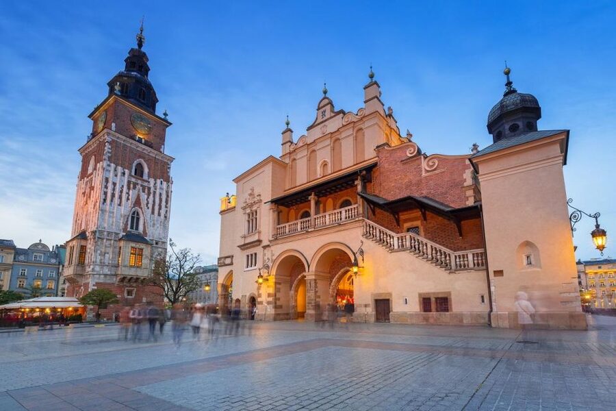 Old Town, St. Mary's Basilica and Rynek Underground Tour - Entering St. Mary’s Basilica and seeing the Veit Stoss altar