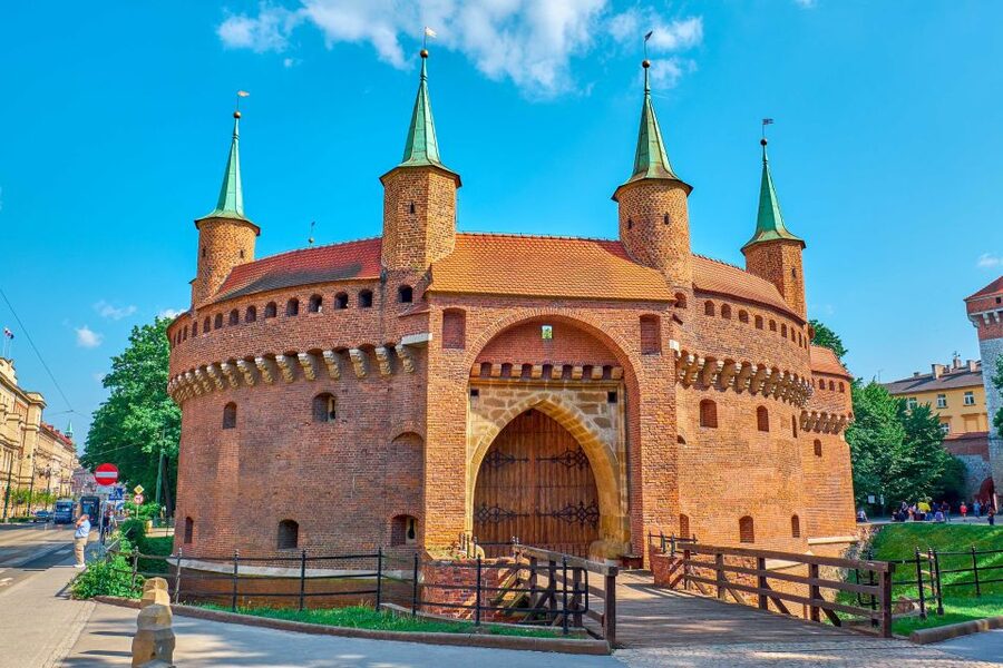 Private Krakow Tour: St. Mary’s, Cloth Hall & More - Inside St. Mary’s Basilica and before the Veit Stoss altar