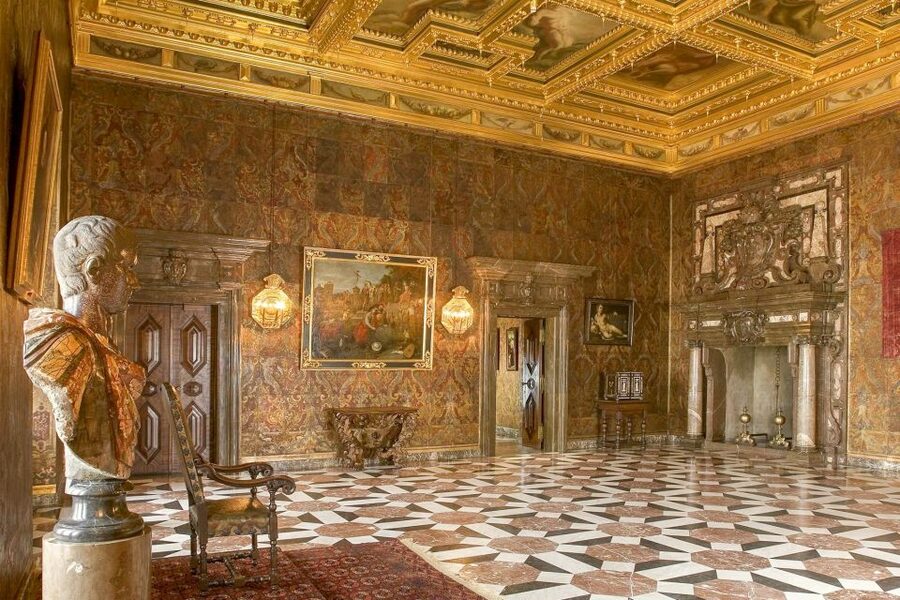 Skip-the-Line Wawel Castle Chambers Private Tour - The guide quality is the biggest value