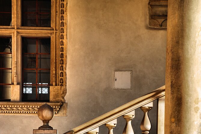 Wawel Castle and Cathedral Guided Walking Tour in Kraków - Walking pace and mobility considerations