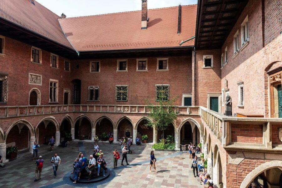 Wawel Castle, Cathedral, Old Town and St. Mary's Basilica - Kraków’s Old Town connects royal power with daily life